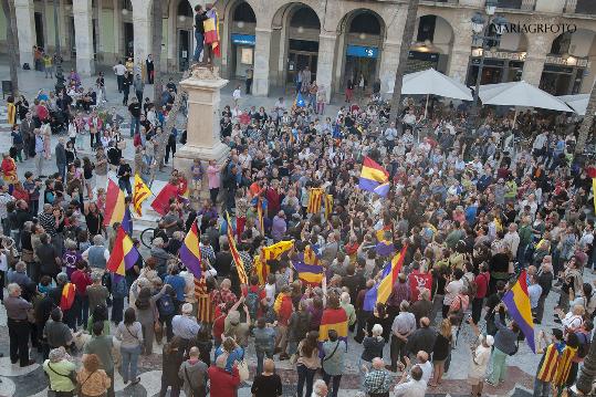 María Garcia Rubio. Concentració a Vilanova després de l'abdicació del rei