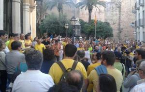 Concentració davant l'Ajuntament de Sitges