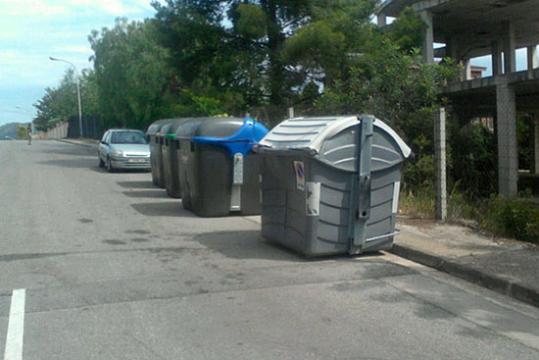 Eix. Contenidors al carrer Rosa Sensat