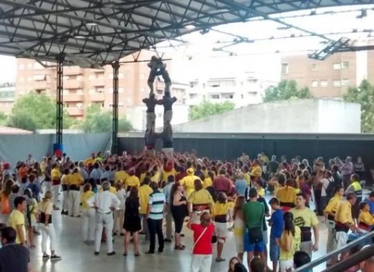 Castellers de Roquetes. Cuatre de sis net i castells de sis i mig per als Castellers de les Roquetes