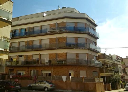 Eix. Edifici ocupat del carrer Montsià