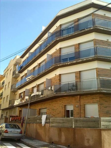 Eix. Edifici ocupat del carrer Montsià