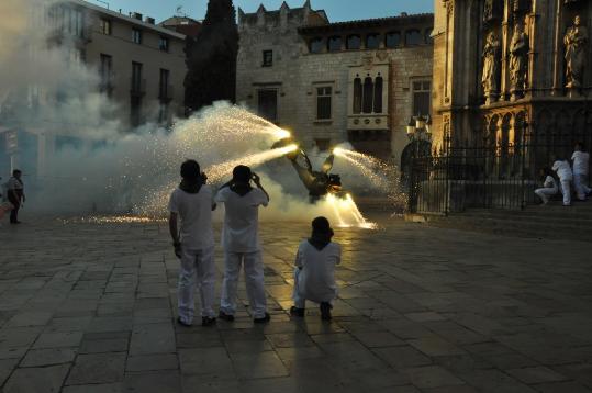 Mas Albornà. El calendari social 2015 de Mas Albornà encén la metxa amb el Drac de Vilafranca