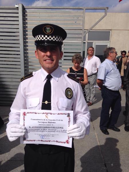Ajuntament del Vendrell. El caporal de la policia local del Vendrell Antonio Caballero rep el reconeixement de la Guàrdia Civil
