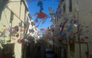 FAC. El carrer de l'Aigua, primer premi de carrers guarnits pel Carnaval a Vilanova