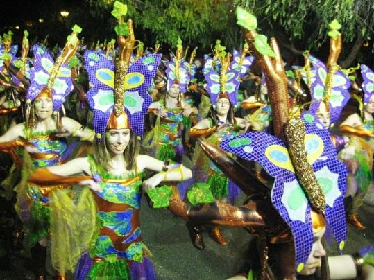 Ajuntament d'Olèrdola. El grup de Carnaval de Moja durant una rua l'any passat