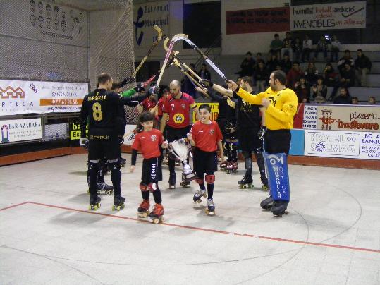 CE Vendrell. El Moritz CE Vendrell celebra la consecució de la Copa amb una victòria davant de la seva afició