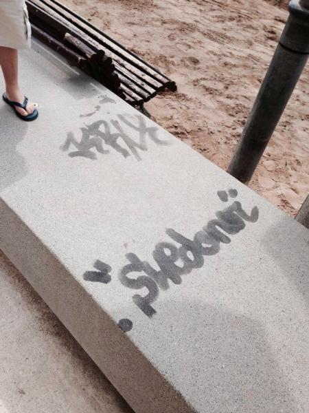 Ajuntament de Calafell. El nou passeig marítim de Calafell ja és víctima del vandalisme