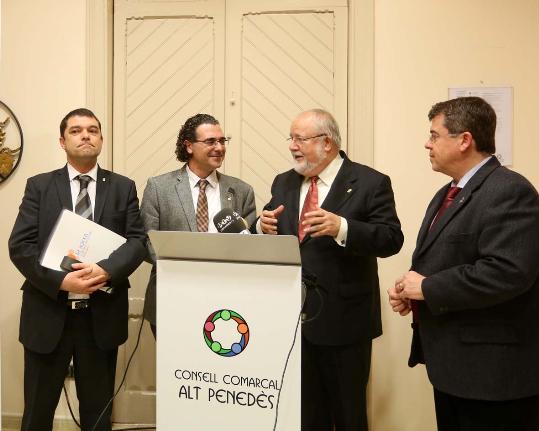 Òscar Ferrer/ Diputació. El president de la Diputació, Salvador Esteve, i el responsable de Cooperació Local, Joaquim Ferrer, a Vilafranca
