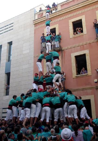 Castellers de Vilafranca . Els Castellers de Vilafranca descarreguen el 3 de 9 amb folre i lagulla i el pilar de 8 amb folre i manilles a menys duna