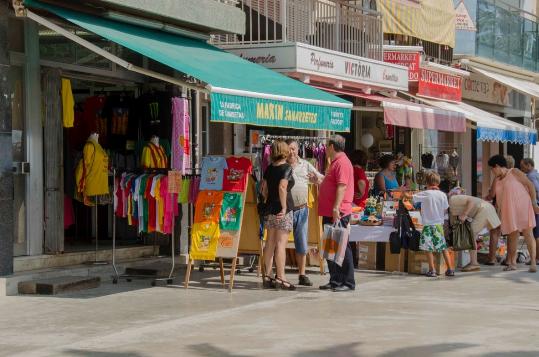 Ajuntament de Calafell. Els comerços de Calafell liquiden els productes destiu al Mercat dEstocs