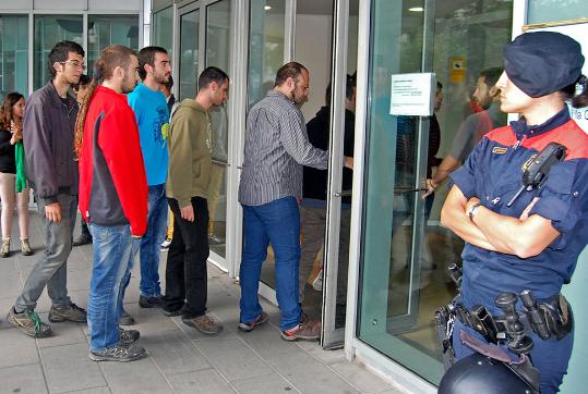 Eix. Els encausats a l'entrada dels jutjats