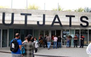 Els encausats a l'entrada dels jutjats