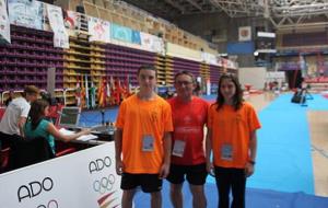 Eix. Els gimnastes vilanovins amb el seu entrenador