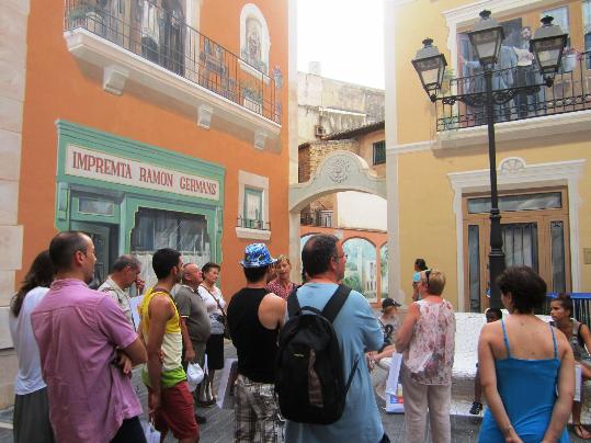 Ajuntament del Vendrell. Els guanyadors del premi comú de la quarta campanya comercial de barris antics de Catalunya gaudeixen dun tomb pel Vendrell 