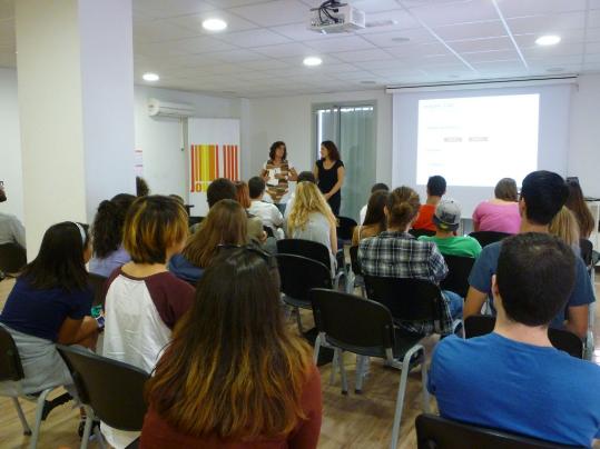 Ajuntament de Sitges. Els joves es troben per 
