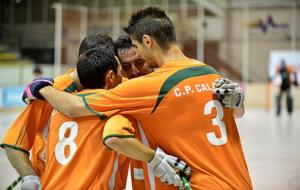 Sergi Ros. Els jugadors del Calafell Tot l'Any celebrant la victòria 