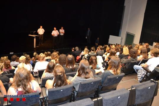 Mossos d'Esquadra. Els Mossos donen consells de seguretat a lInstitute of The Arts Barcelona i el Festival de Sitges
