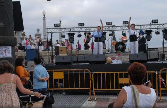 Ajuntament de Sitges. Els rams de les gegantes shan subhastat a la zona de barraques i shan venut per un total de 251 . Vuit persones que han licit