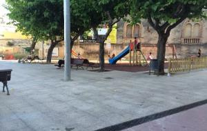 A. Ribas. Els usuaris ja utilitzen els dos pedals gimnàstics installats a la plaça de la Badalota