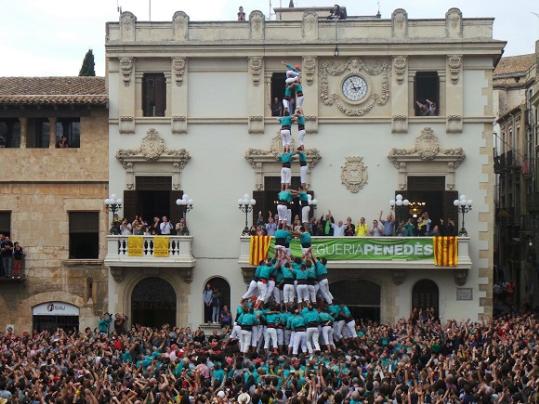 Castellers de Vilafranca. Els Verds carreguen el 3 de 10 amb folre i manilles i el 4 de 9 per acabar la temporada