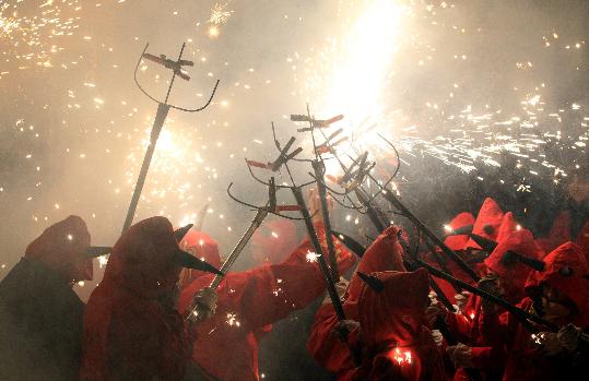 Ajt Sant Sadurní d'Anoia. Els versots dels diables i lskate allarguen la Festa Major de Sant Sadurní