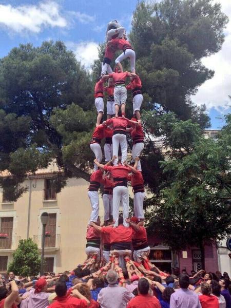 Xicots de Vilafranca. Els Xicots carreguen el 4 de 8 a la diada del Firal