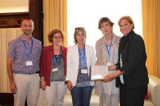 Parlament de Catalunya. Entrega de les signatures a la presidenta Núria Gispert