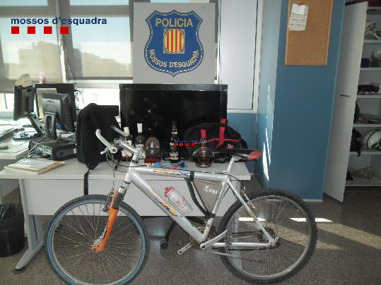 Mossos d'Esquadra. Enxampat a Vilanova un lladre de pisos quan transportava un televisor robat sobre una bicicleta
