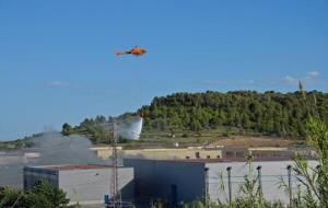 Espectacular incendi en una indústria tèxtil de Sant Quintí de Mediona