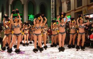 Ajuntament de Sitges. Exhibició de les colles de carnaval de Sitges al Cap de la Vila