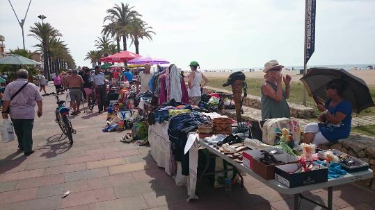 Ajuntament de Calafell. Èxit del 6è Mercat dIntercanvi i Segona Mà a Calafell