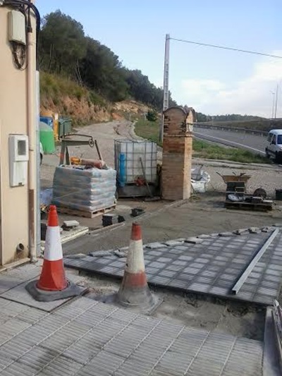 Ajuntament de Canyelles. Fan obres d'arranjament a la C-15 a Canyelles
