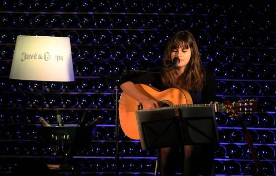 Ajt Sant Sadurní d'Anoia.  Fantàstica estrena del Poesia a les Caves amb Meritxell Gené a Juvé i Camps
