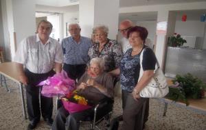 Ajuntament de Vilafranca. Felicitació a una àvia centenària