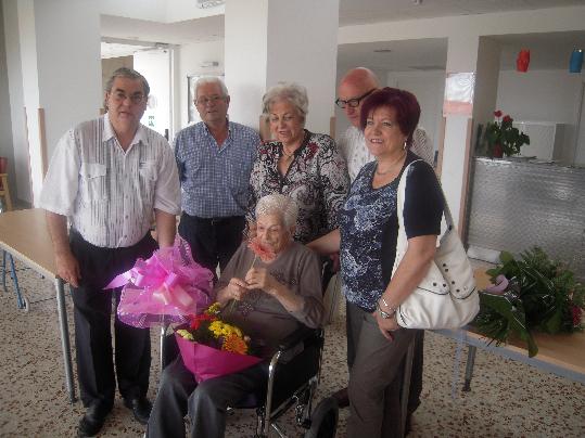 Ajuntament de Vilafranca. Felicitació a una àvia centenària