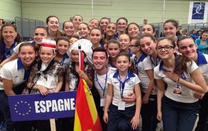 Eix. Foto del grup de patinadores de la Fundació