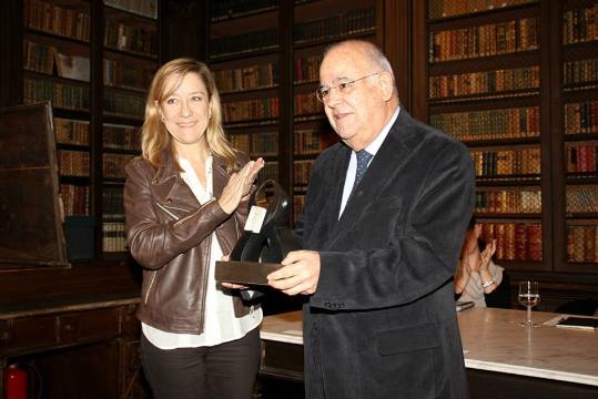 Rosa Maria Farriol.  Francesc Puig Rovira rebent la Medalla de la Ciutat