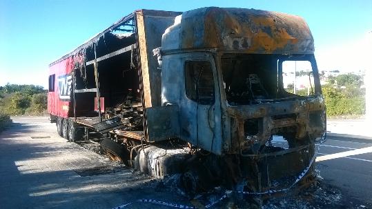 As. Residents Comarruga. Gairebé un mes després de l'incendi d'un camió, la ferralla del vehicle calcinat continua abandonasa al lloc del sinistre