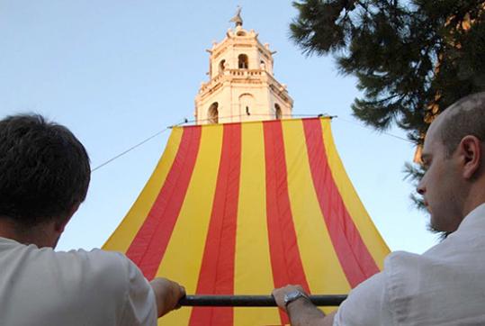 Eix. Hissada de la senyera al campanar