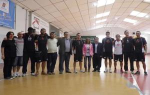 Imatge al pavelló Joan Marquès, amb els presidents del Casal i la secció, la regidora desports i els components de lequip sènior del Casal