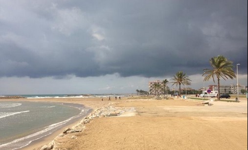 Jaume Casañas. Imatge de la tempesta aquest matí des de la platja de Cunit