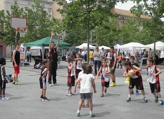 Eix. Imatge de lactivitat de diumenge al matí a la rambla de Sant Francesc