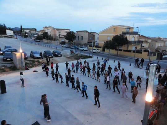 Eix. Imatge de l'assaig a l'exterior del Centre Cívic