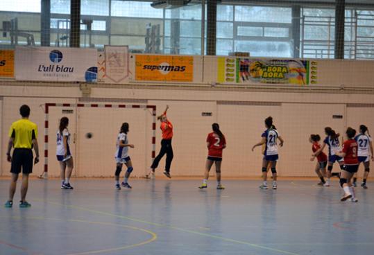 Eix. Imatge del partit de les juvenils del CEH Vendrell