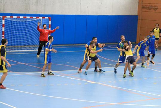 Eix. Imatge del partit del sènior del CHVNG