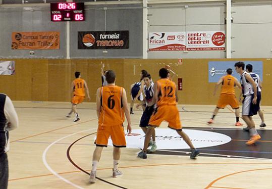 Eix. Imatge del partit entre el Vendrell i l'Horta