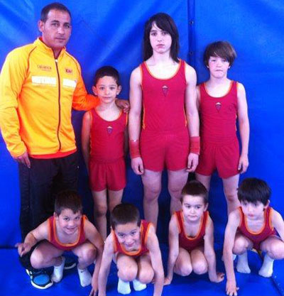 Eix. Imatge dels participants amb l'entrenador Toni Linares
