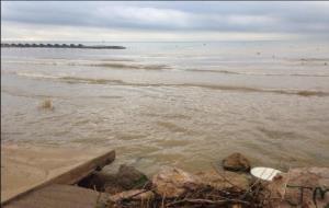 Imatges dels efectes de la tempesta a la platja de Cunit