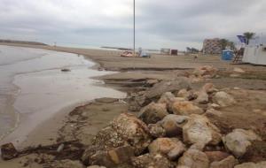 Imatges dels efectes de la tempesta a la platja de Cunit